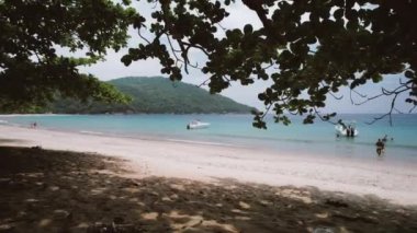 Büyük ada Ilha Grande aventureiro plajı Angra dos Reis, Rio de Janeiro, Brezilya. Yüksek kaliteli video. Full Island turu Drone hava görüntüsü