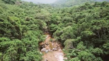 Büyük ada Ilha Grande aventureiro plajı Angra dos Reis, Rio de Janeiro, Brezilya. Yüksek kaliteli video. Full Island turu Drone hava görüntüsü