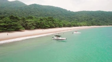 Büyük ada Ilha Grande aventureiro plajı Angra dos Reis, Rio de Janeiro, Brezilya. Yüksek kaliteli video. Full Island turu Drone hava görüntüsü