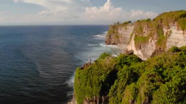 Sahilde ve okyanusun yanında duran kişi, Endonezya, Bali 'de Uluwatu.