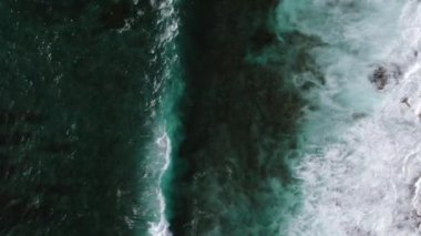 Endonezya, Bali 'deki Uluwatu Tapınağı yakınlarında okyanusa düşen dalgaların videosu. Yüksek kaliteli video