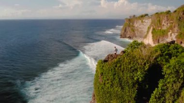 Sahilde ve okyanusun yanında duran kişi, Endonezya, Bali 'de Uluwatu.
