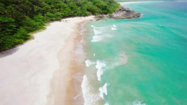 Büyük ada Ilha Grande aventureiro plajı Angra dos Reis, Rio de Janeiro, Brezilya. Yüksek kaliteli video. Full Island turu Drone hava görüntüsü