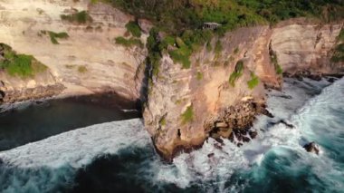 Uluwatu Tapınağı ve Endonezya, Bali 'deki Batu Jaran yakınlarındaki kayalık kıyıları ve okyanus. Yüksek kaliteli video