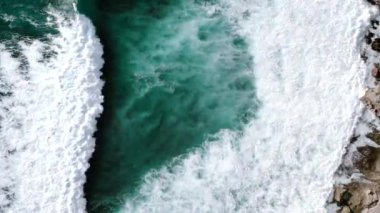 Endonezya, Bali 'deki Uluwatu Tapınağı yakınlarında okyanusa düşen dalgaların videosu. Yüksek kaliteli video