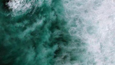 Endonezya, Bali 'deki Uluwatu Tapınağı yakınlarında okyanusa düşen dalgaların videosu. Yüksek kaliteli video