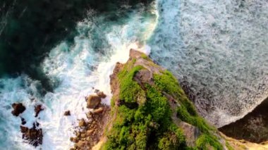 Endonezya, Bali 'deki Uluwatu Tapınağı yakınlarında okyanusa düşen dalgaların videosu. Yüksek kaliteli video