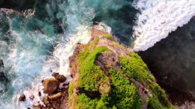 Endonezya, Bali 'deki Uluwatu Tapınağı yakınlarında okyanusa düşen dalgaların videosu. Yüksek kaliteli video