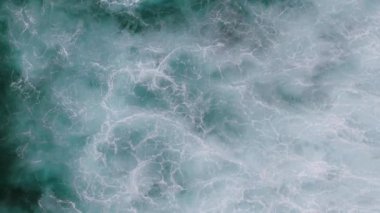 Endonezya, Bali 'deki Uluwatu Tapınağı yakınlarında okyanusa düşen dalgaların videosu. Yüksek kaliteli video