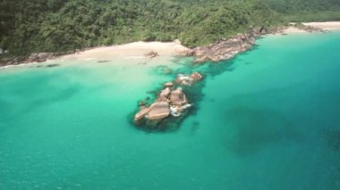 Büyük ada Ilha Grande Abraao plajı Angra dos Reis, Rio de Janeiro, Brezilya. San Antonio Sahili Praia San Antonio Lopes Mendes Plajı. 