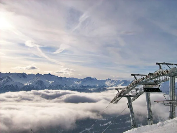 Una Gran Vista Con Nubes Cablecar Para Instalaciones Esquí Deporte —  Fotos de Stock