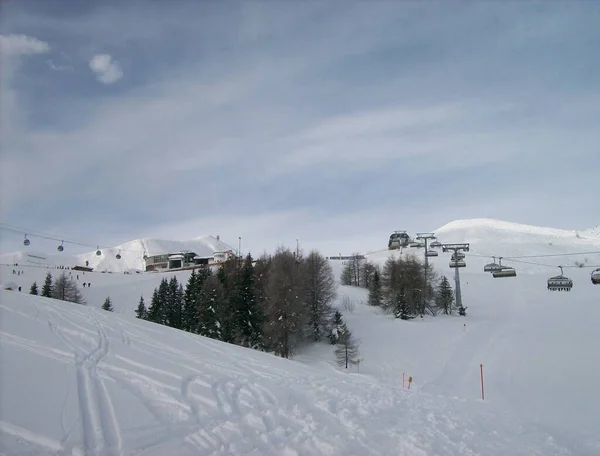 Krajobraz Zimowy Tyrolu Kolejkami Linowymi Kolejkami Linowymi Przeznaczone Turystyki Sportu — Zdjęcie stockowe