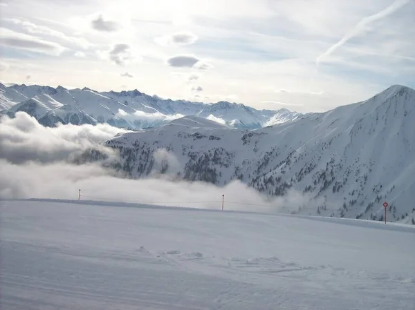 在奥地利的云彩之上 蒂罗尔俯瞰高山和山峰 — 图库照片