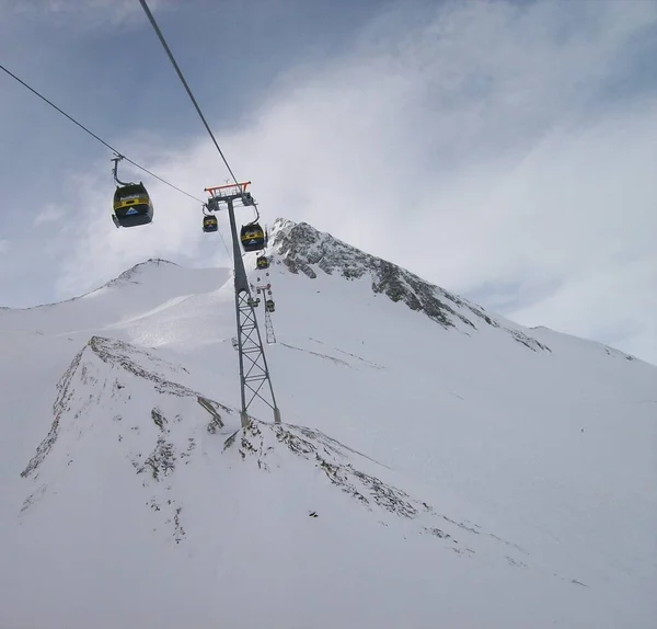 Καλώδια Ψηλά Στα Λευκά Βουνά Για Σπορ Και Σκι Στις — Φωτογραφία Αρχείου