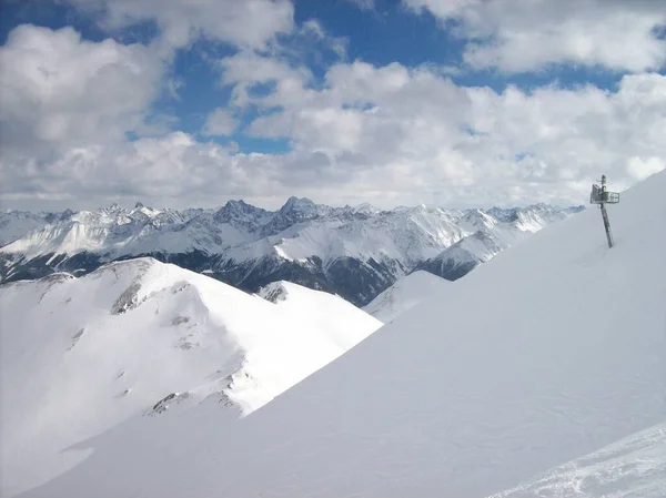 Krajobraz Górski Wysokimi Szczytami Stokami Jazdy Nartach — Zdjęcie stockowe