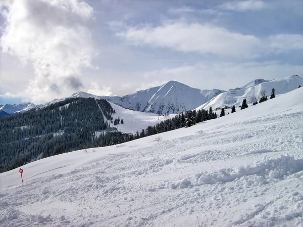 Una Vista Cercana Una Ladera Montaña Para Actividades Esquí Paisaje — Foto de Stock
