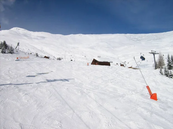 Μια Πλαγιά Σκι Στην Ορεινή Περιοχή Λαδή Υπέροχη Θέα Στο — Φωτογραφία Αρχείου