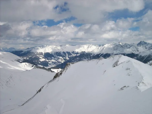 Uma Paisagem Montanha Branca Com Nuvens Encostas Para Atividades Esqui — Fotografia de Stock
