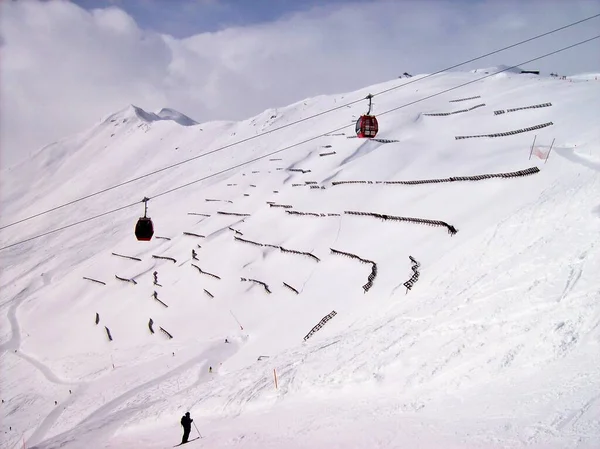 在奥地利蒂罗尔的山上 可以近距离看到悬挂在滑雪场上的电缆 为滑雪运动员提供服务 你看这雪景真好 — 图库照片