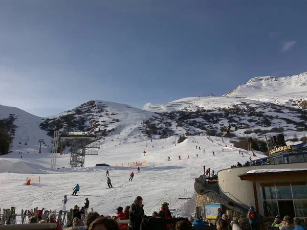 Gran Paisaje Con Nieve Esquiadores Con Cielo Azul Hermoso Paisaje —  Fotos de Stock