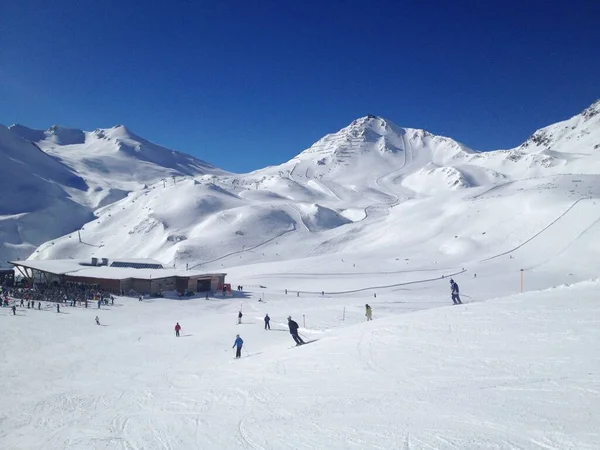 Paisaje Montaña Con Pistas Esquí Para Actividades Deportivas Gente Que —  Fotos de Stock