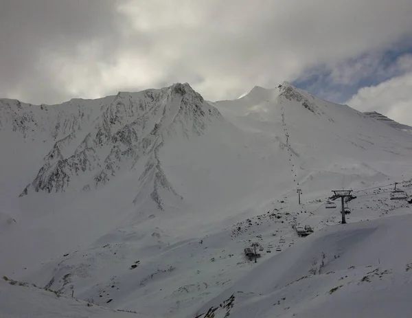 高山景观 有缆车和斜坡 用于滑雪和旅游 巨大的山峰和云彩 — 图库照片