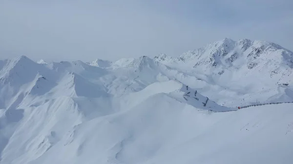 Πολλές Βουνοκορφές Και Κορυφογραμμές Κάνουν Ένα Μεγάλο Χειμερινό Τοπίο Για — Φωτογραφία Αρχείου