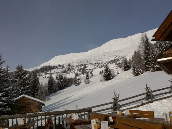 附近有一个山坡 有缆索小木屋 在冰雪覆盖的冬季景观中 滑雪者的好去处 — 图库照片