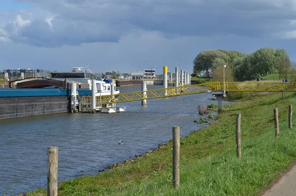 一艘货轮在Sambeek的船闸里 直到门打开 可以再往前走 — 图库照片