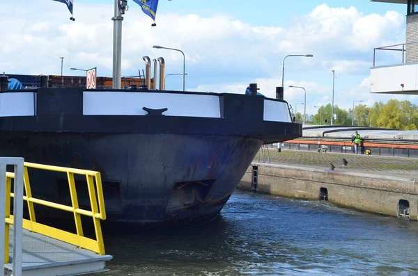 Écluse Est Ouverte Cargo Navigue Loin Sur Meuse — Photo