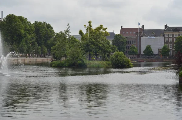 登哈格市一个叫Hofvijver的小湖 — 图库照片