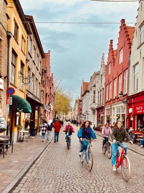 Amsterdam, Hollanda-Temmuz 1, 2018: Şehir merkezindeki eski şehrin sokak manzarası