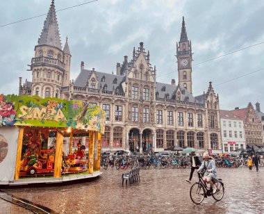 Amsterdam, Hollanda-23 Haziran 2018: Wroclaw şehrinin caddesi boyunca yürüyen insanlar,