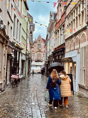 Venedik, İtalya dolaylarında Eylül 2018: Prag 'ın eski kasabasında turistler caddeyi ziyaret ediyor.