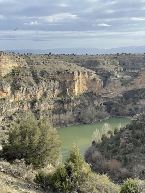 Dağlardaki nehrin güzel manzarası