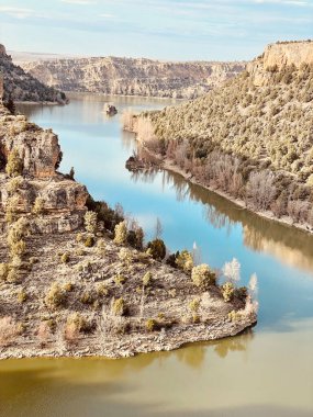 Dağlardaki gölün güzel manzarası