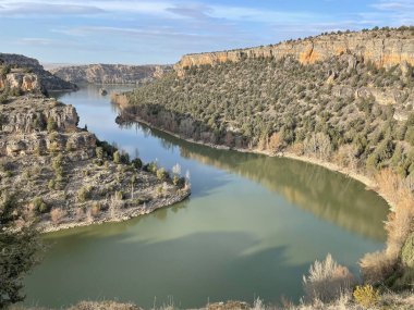 İsrail 'in dağlarındaki nehrin havadan görünüşü.
