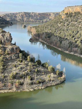Dağlardaki nehrin güzel manzarası