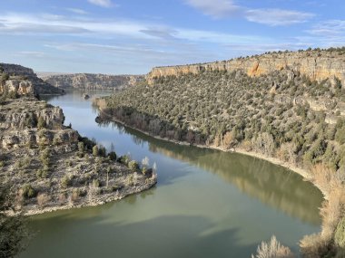 İsrail 'in dağlarındaki nehrin havadan görünüşü.
