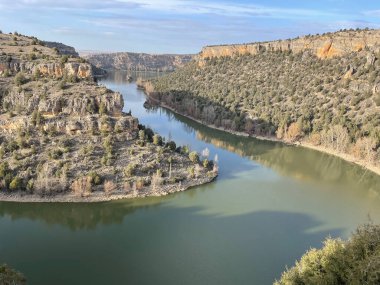 Dağlardaki nehrin havadan görünüşü