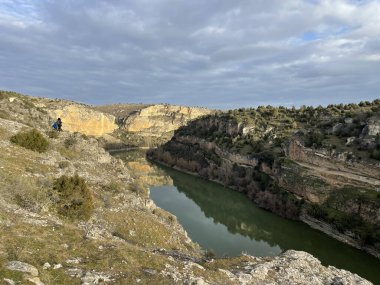 Dağlardaki nehrin güzel manzarası.