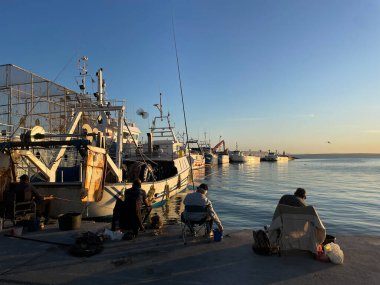 Sahilde balıkçı tekneleri