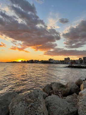 Denizin üzerinde gün batımı