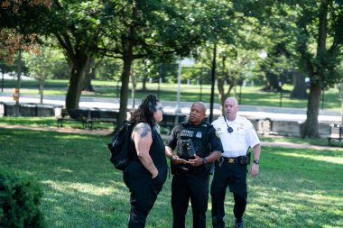 4 Temmuz, Washington DC. İklim protestocuları, Bay Joe Biden 'a fosil yakıtları ve gaz madenciliğine son vermesini söylemek için Beyaz Saray' ın dışında toplandı.