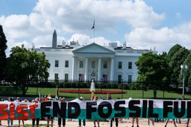 4 Temmuz, Washington DC. İklim protestocuları, Bay Joe Biden 'a fosil yakıtları ve gaz madenciliğine son vermesini söylemek için Beyaz Saray' ın dışında toplandı.