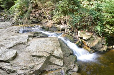 Sonbaharda Harz Dağları 'ndaki Ilse Nehri' nin manzarası, Saksonya - Anhalt