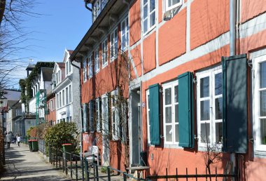 Hanse Şehri Hamburg 'daki Oevelgoenne Mahallesi Elbe Nehri' ndeki tarihi bina.