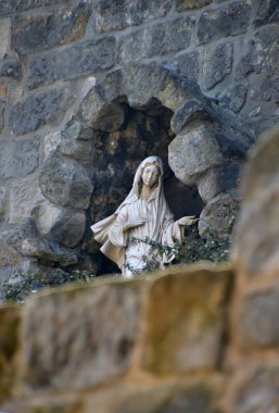 Harz Dağları 'ndaki Quedlinburg kasabasındaki tarihi şatoda ve manastırda bir heykel.