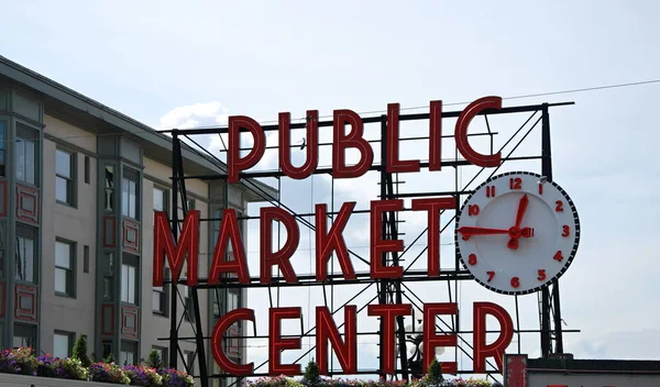 ワシントン州シアトルのダウンタウンにあるパイクプレイスの公共市場センターにサイン — ストック写真