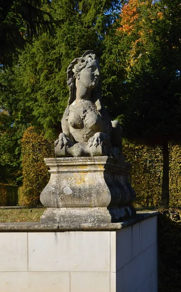 秋季勃兰登堡城堡和莱茵堡公园的雕像 — 图库照片